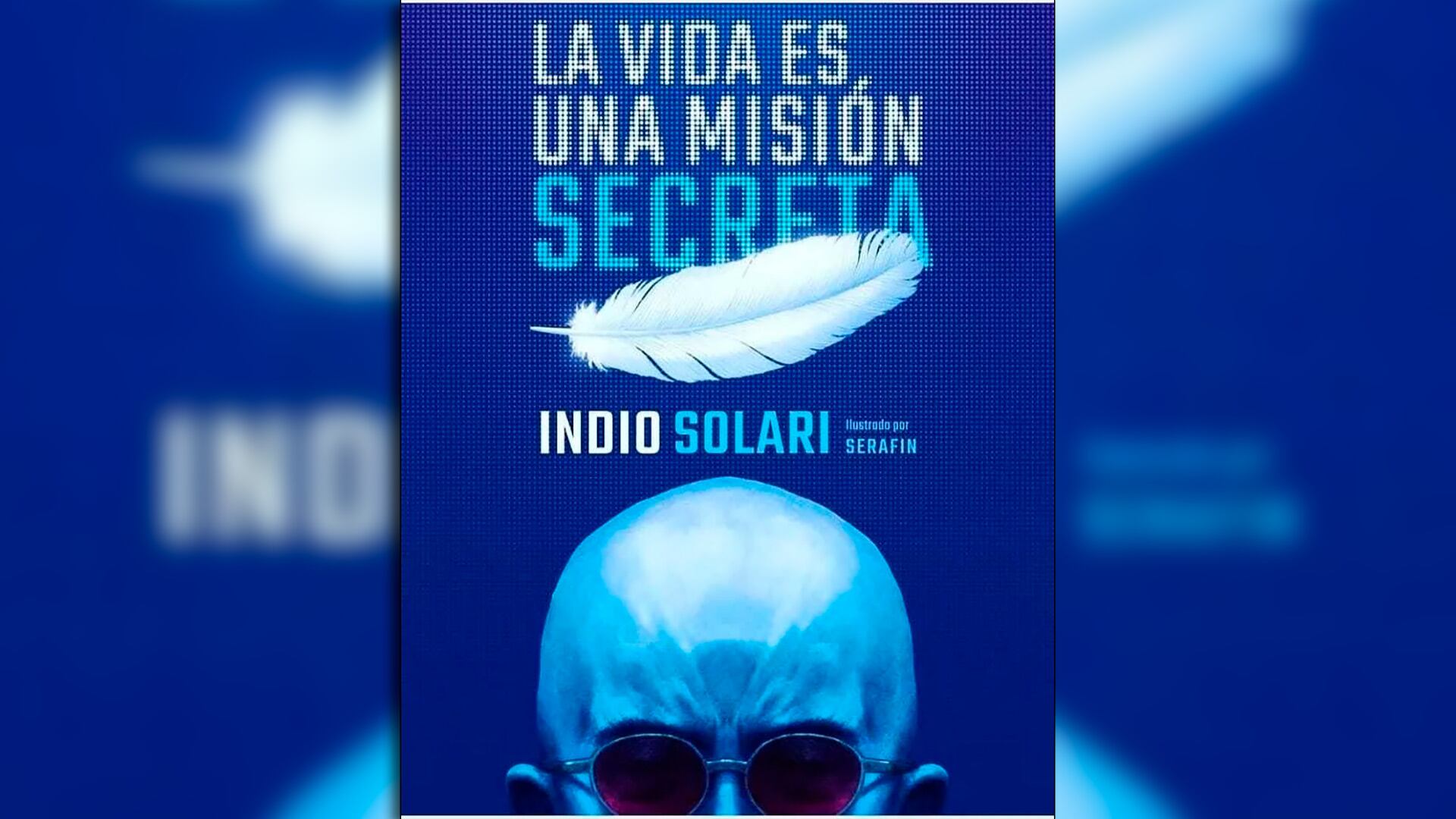 La portada del libro 'La vida es una misión secreta' de Indio Solari, ilustrado por Serafin, muestra una pluma blanca y la parte superior de una cabeza calva con gafas de sol sobre un fondo azul.