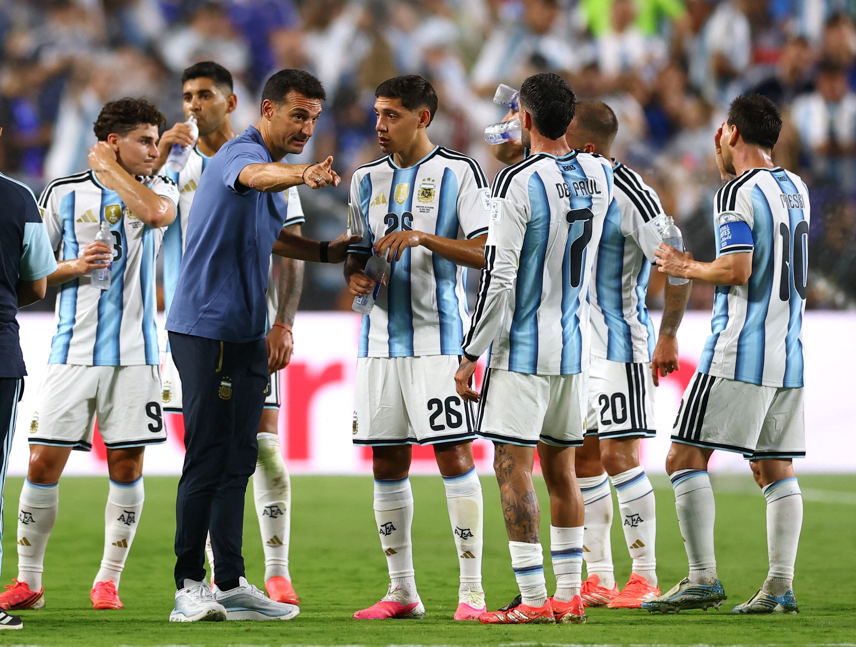 Lionel Scaloni dándole indicaciones a sus jugadores en una de las pausas por hidratación (REUTERS/Claudia Greco)