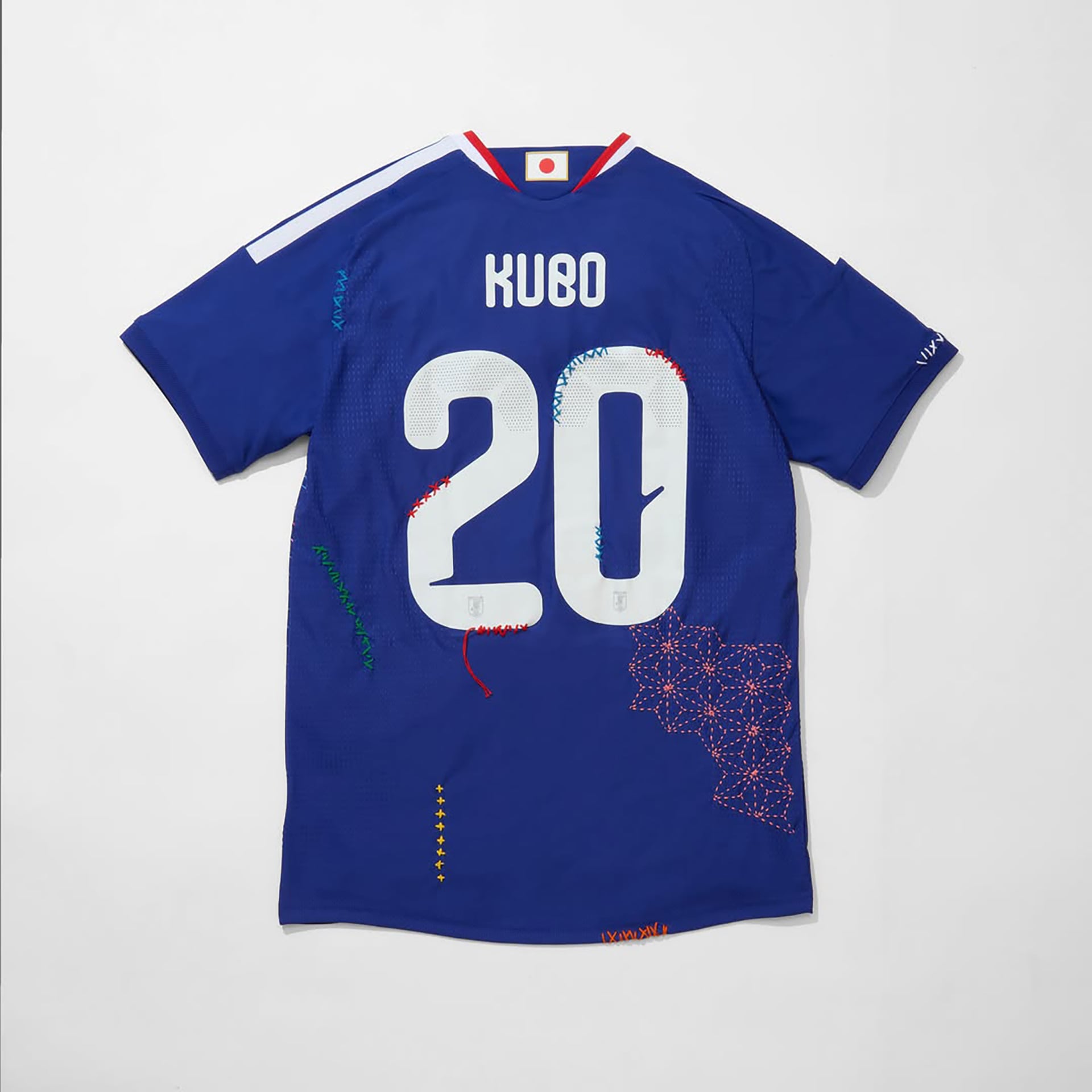 El cambio de dorsal de Takefusa Kubo del número 20 al 8 obligó a rehacer parte del bordado de la camiseta (Instagram: @sashiko_gals)