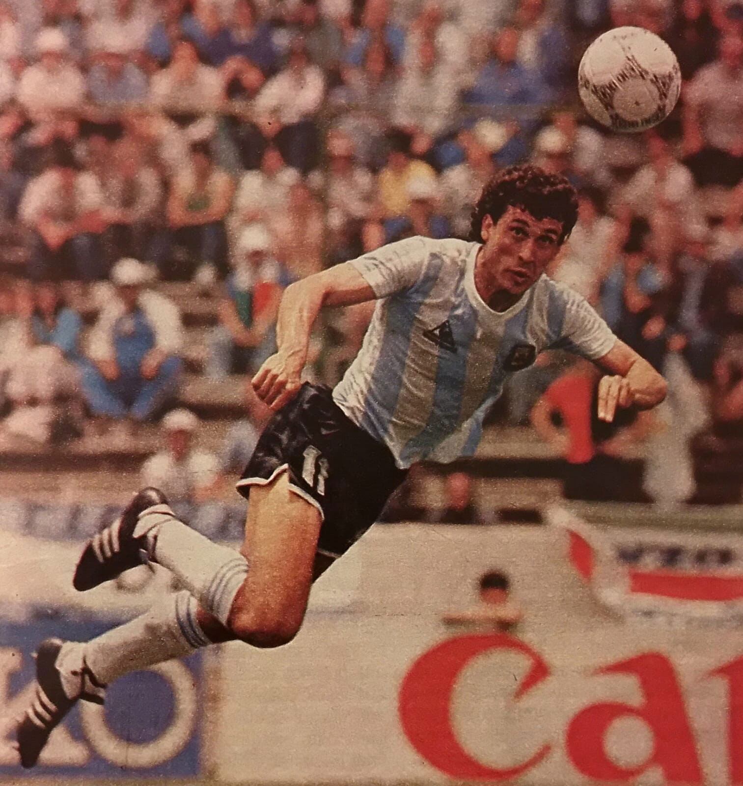 Jorge Valdano a punto de conectar de cabeza un centro de Oscar Ruggeri. La pelota se fue al lado del poste en la última jugada del primer tiempo