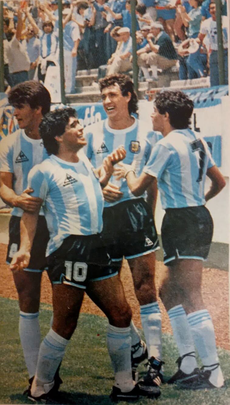 El festejo del gol de Diego con el sector ofensivo de la selección de esa tarde en pleno: Claudio Borghi, Maradona, Jorge Valdano y Jorge Burruchaga