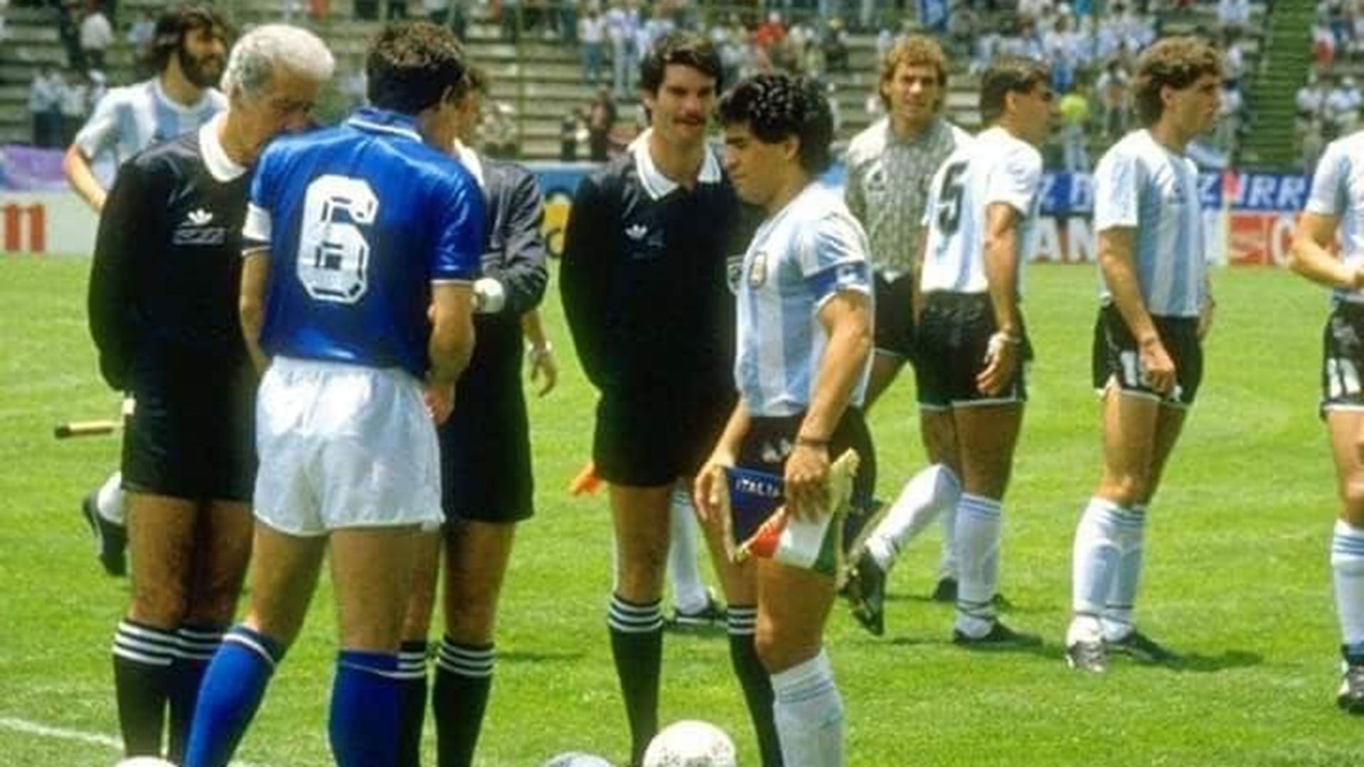 Sorteo de capitanes entre Gaetano Scirea y Diego Maradona