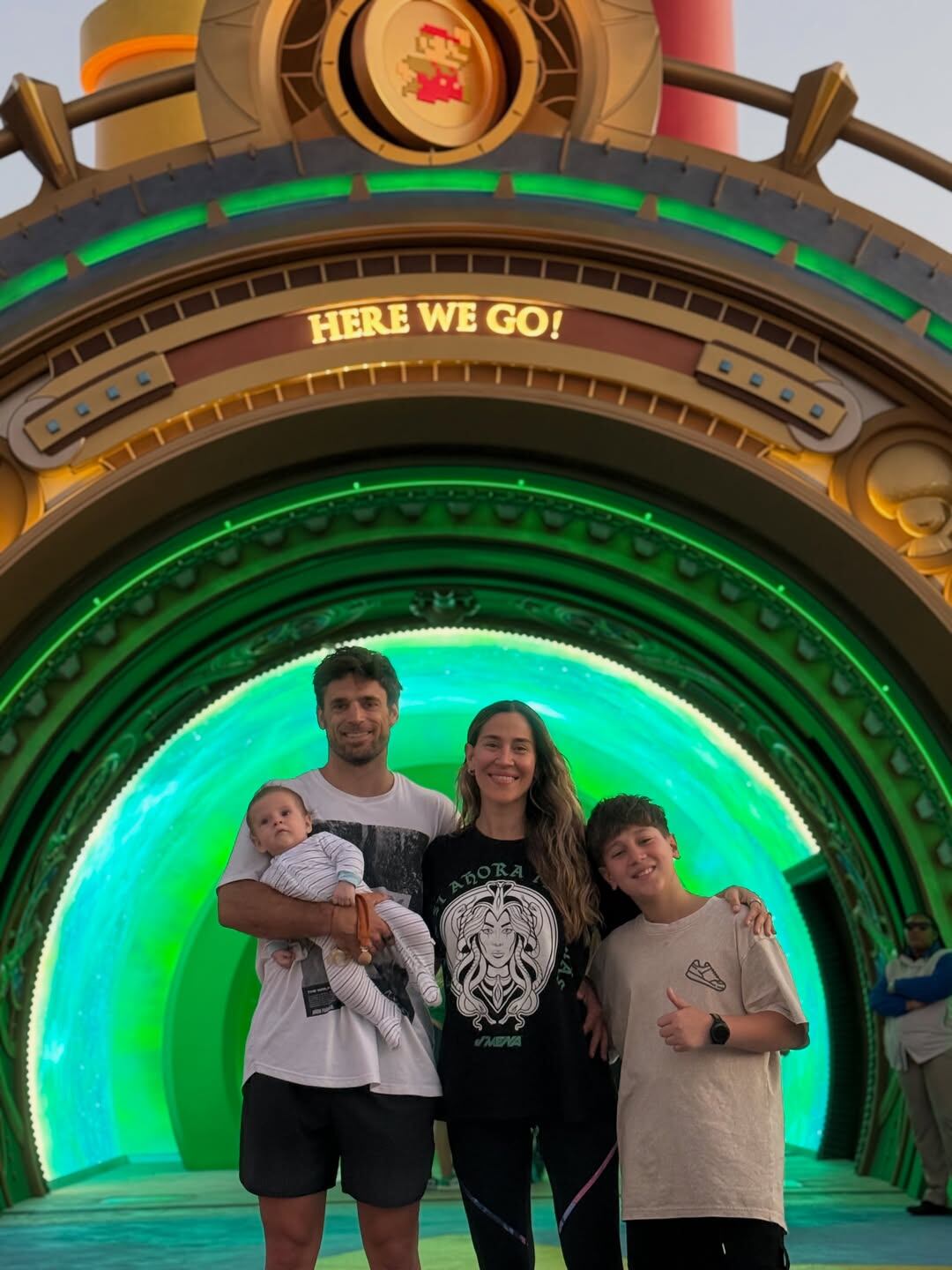 Jimena Barón y Matías Palleiro posan junto a sus hijos Morrison y el bebé, celebrando el Día del Padre y su quinto aniversario
