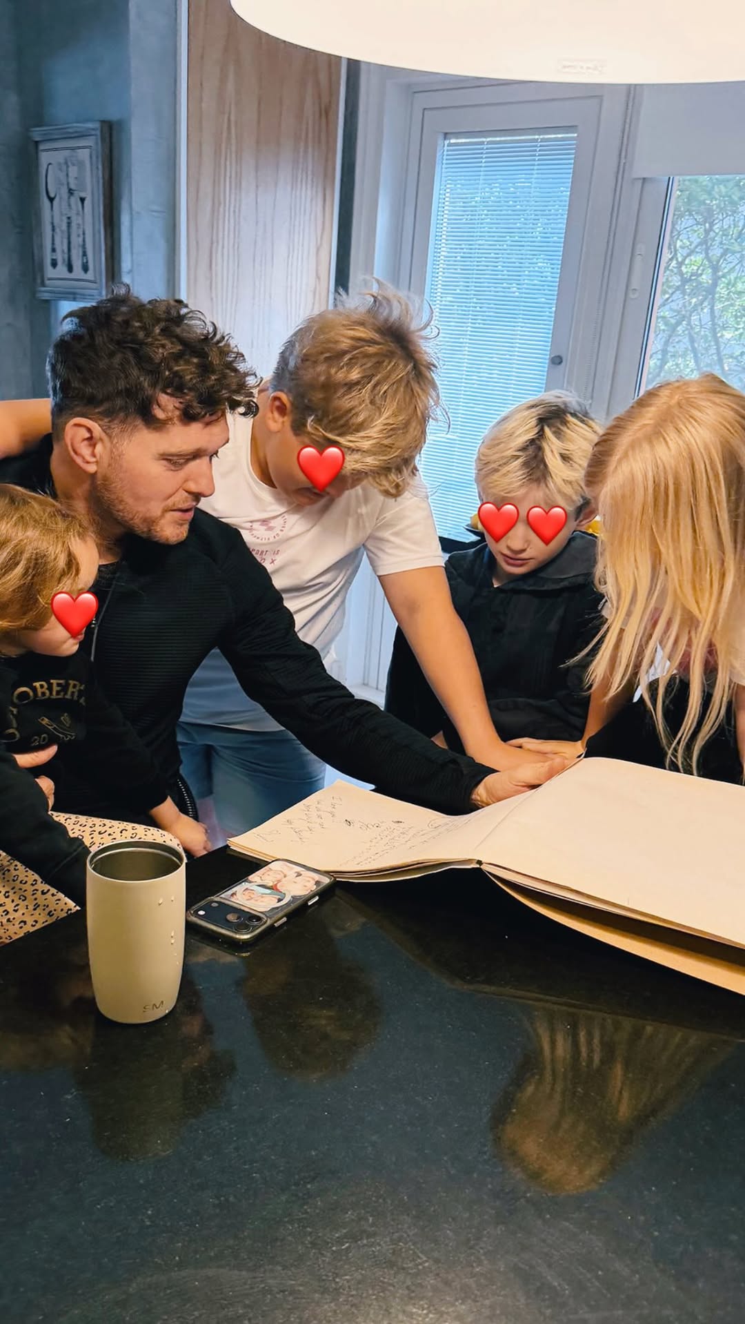 Michael Bublé junto a sus cuatro hijos, fruto de su relación con Luisana Lopilato
