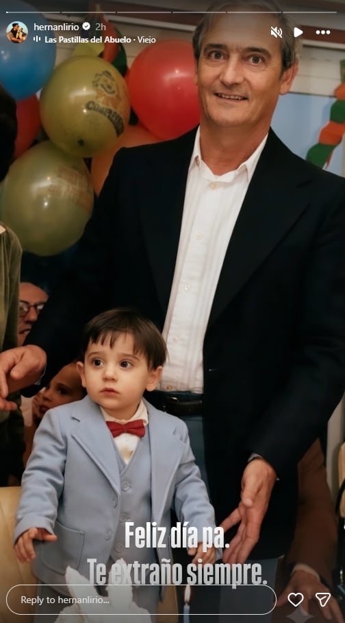 Hernán Lirio, de pequeño, y su papá posando sonrientes en una celebración decorada con globos