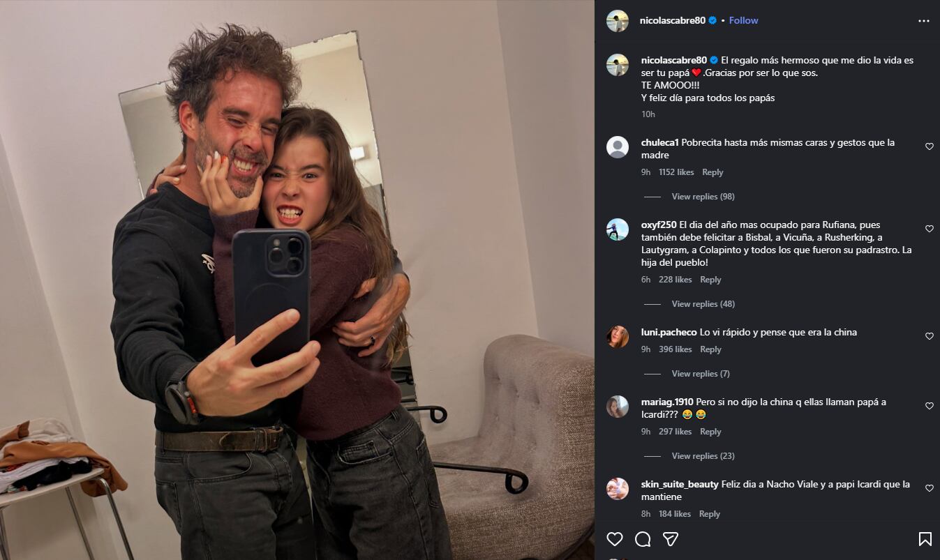 Nicolás Cabré posa junto a su hija Rufina para una selfie en el espejo, con motivo de la celebración del Día del Padre
