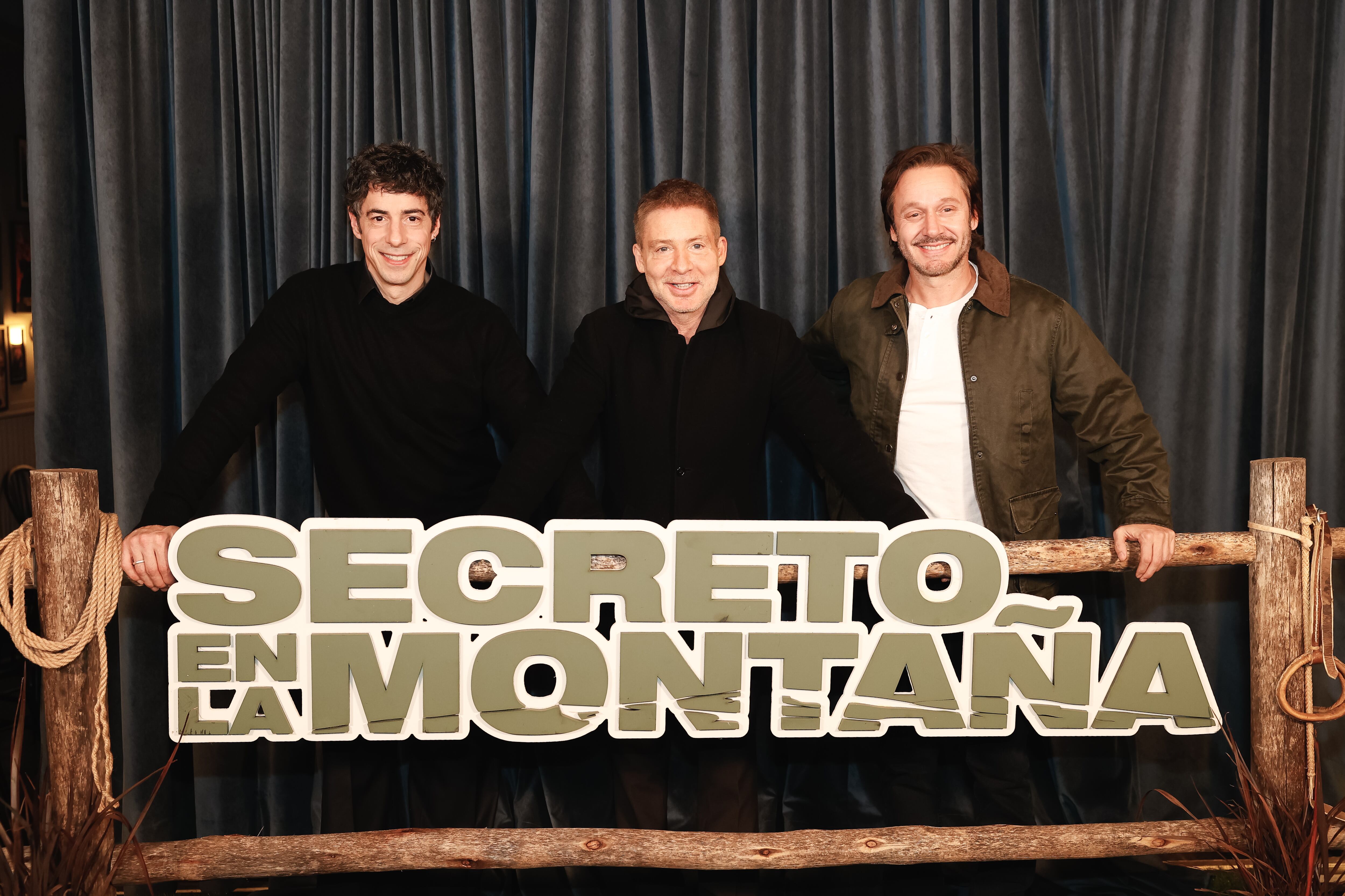 Adrián Suar visitó a Benjamín Vicuña y Esteban Lamothe en el Multiteatro para acompañar Secreto en la montaña, la obra que produce (RS Fotos)