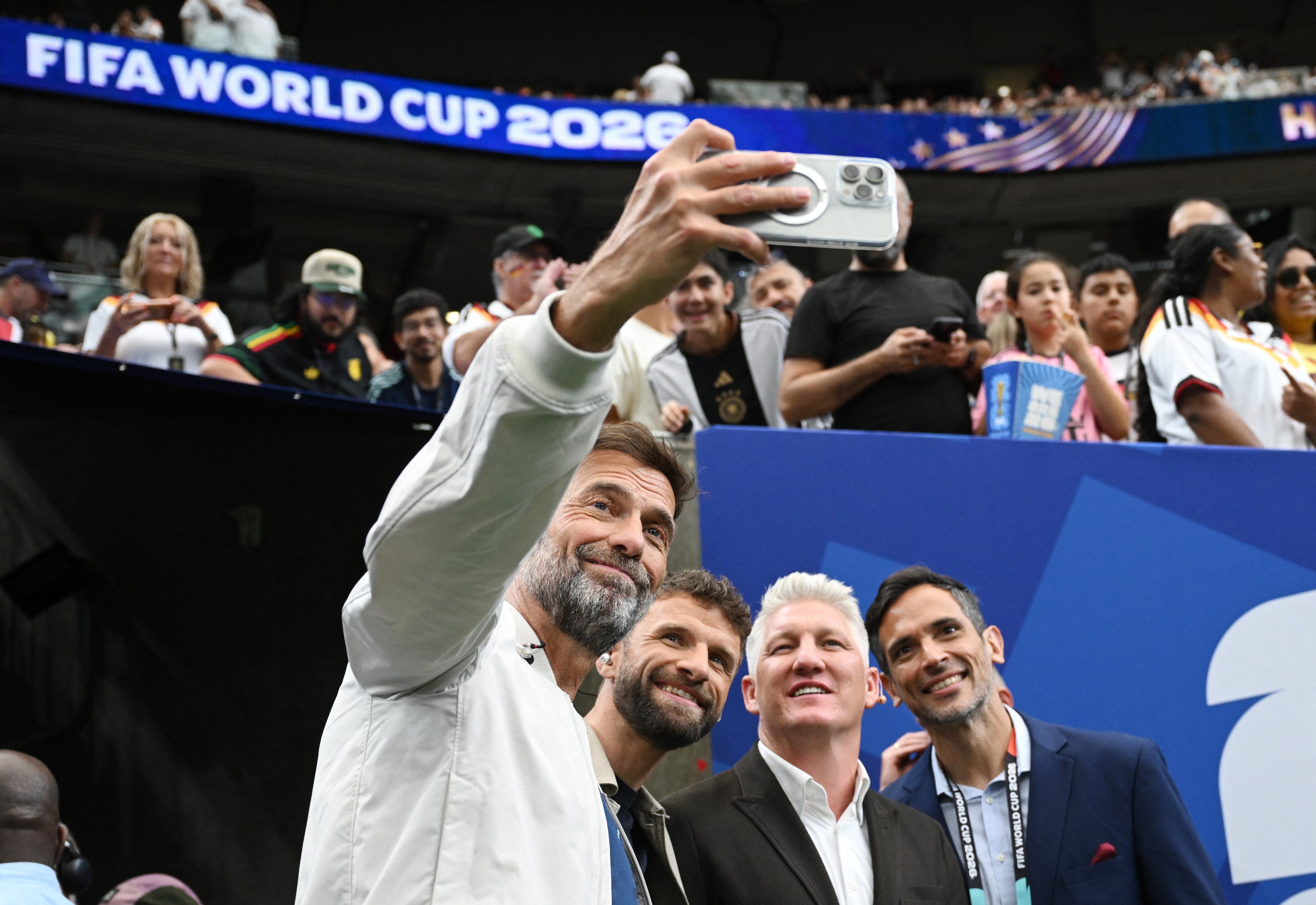 Klopp junto a Thomas Muller, Bastian Schweinsteiger y Roque Santa Cruz. Todos participan como comentaristas en el Mundial (REUTERS/Annegret Hilse)