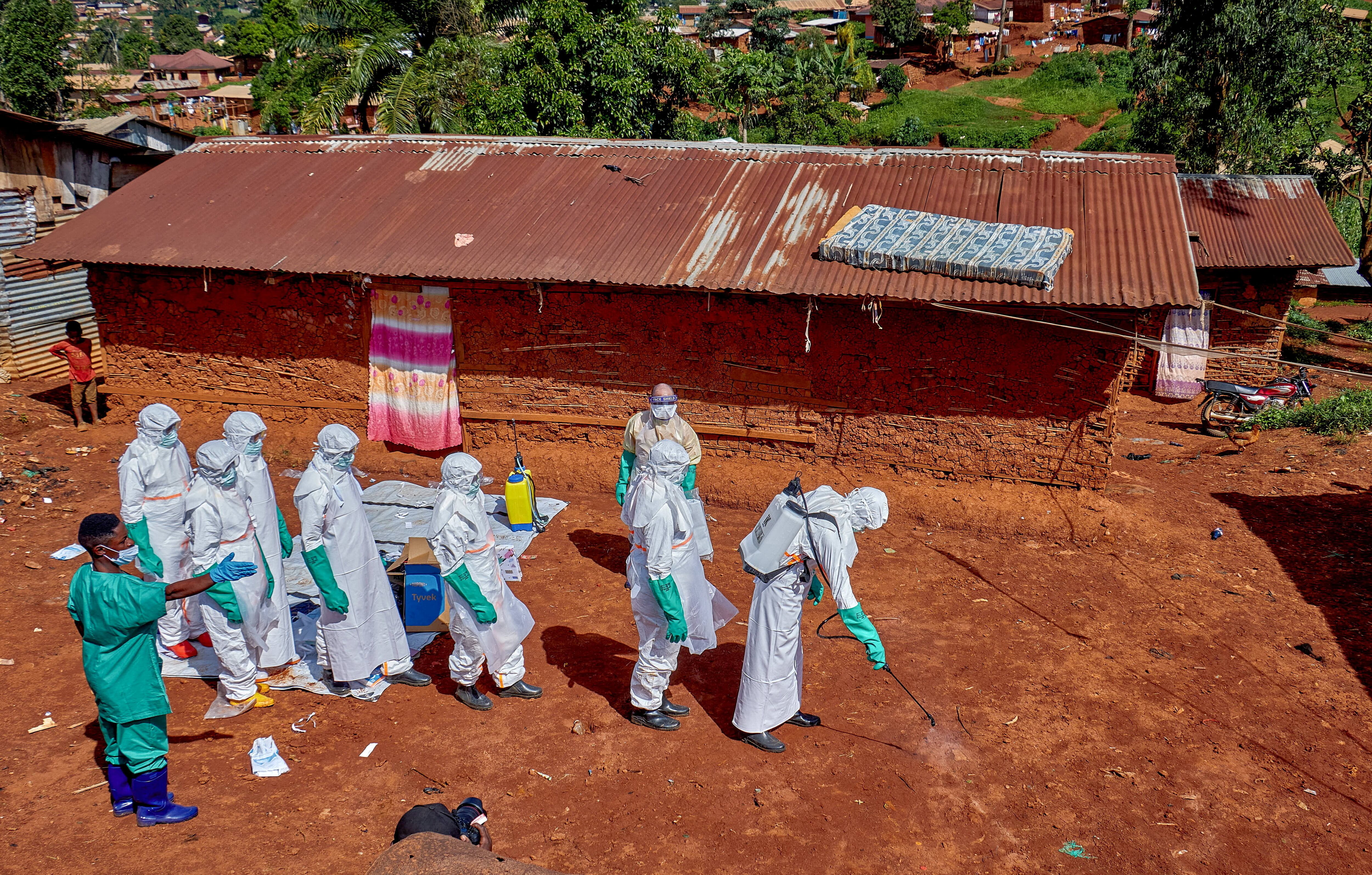 Trabajadores de la Cruz Roja realizan tareas de desinfección en una zona afectada por el brote de ébola en la provincia congoleña de Ituri, epicentro de la actual epidemia (REUTERS)