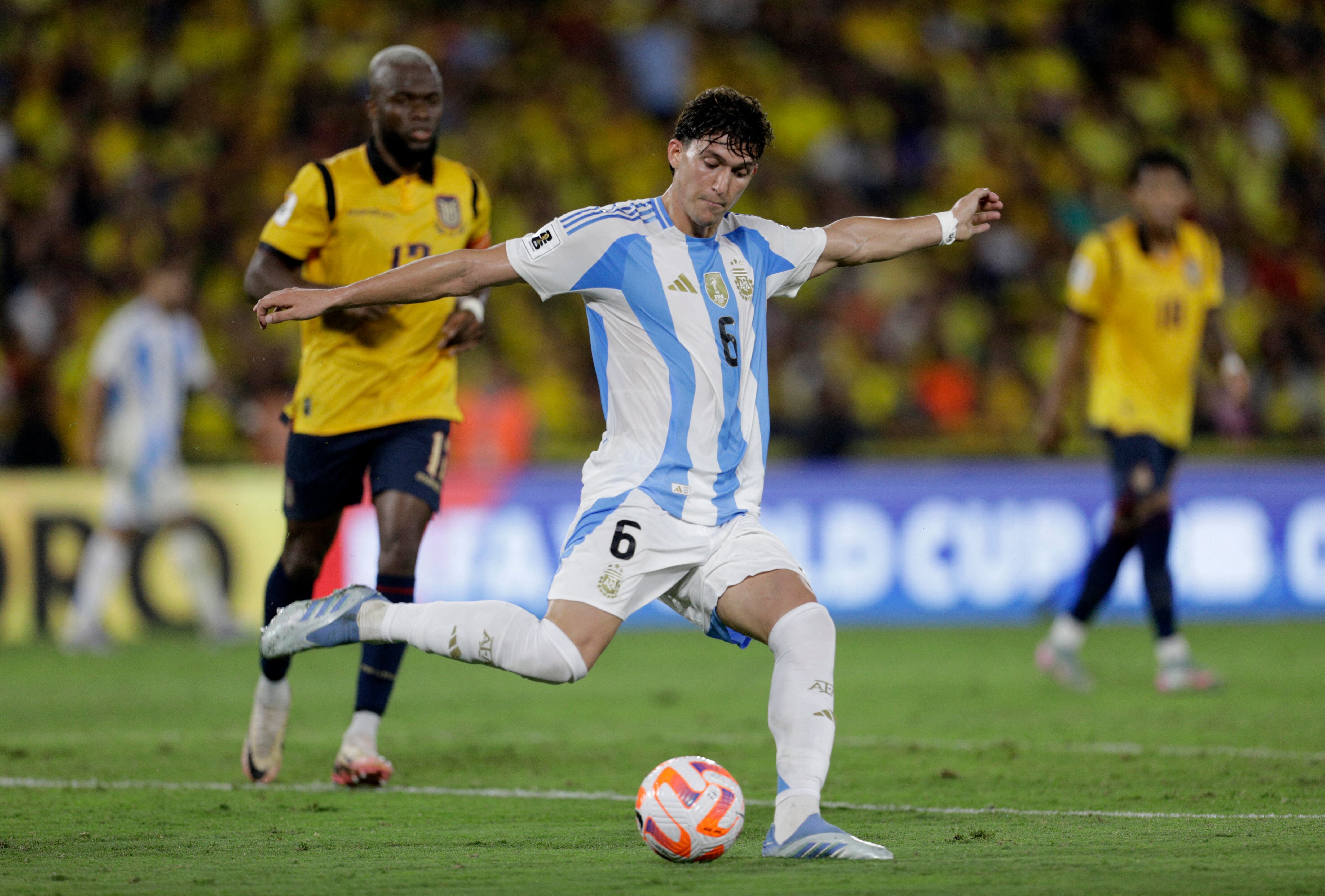 Leonardo Balerdi con la camiseta de la Selección durante las Eliminatorias ante Ecuador (REUTERS/Cristina Vega)