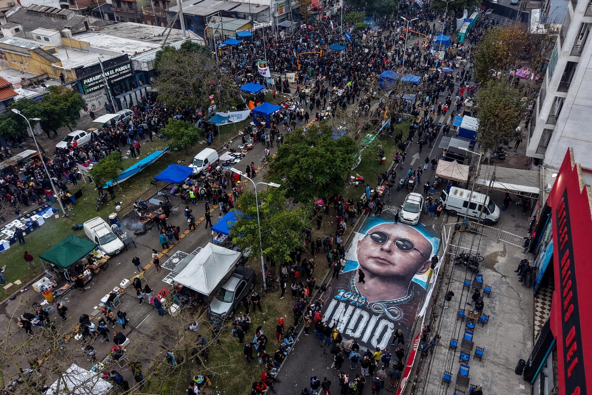 Una extensa procesión de personas cubrió Villa Domínico el último domingo para despedir al Indio Solari (Tomas CUESTA / AFP)