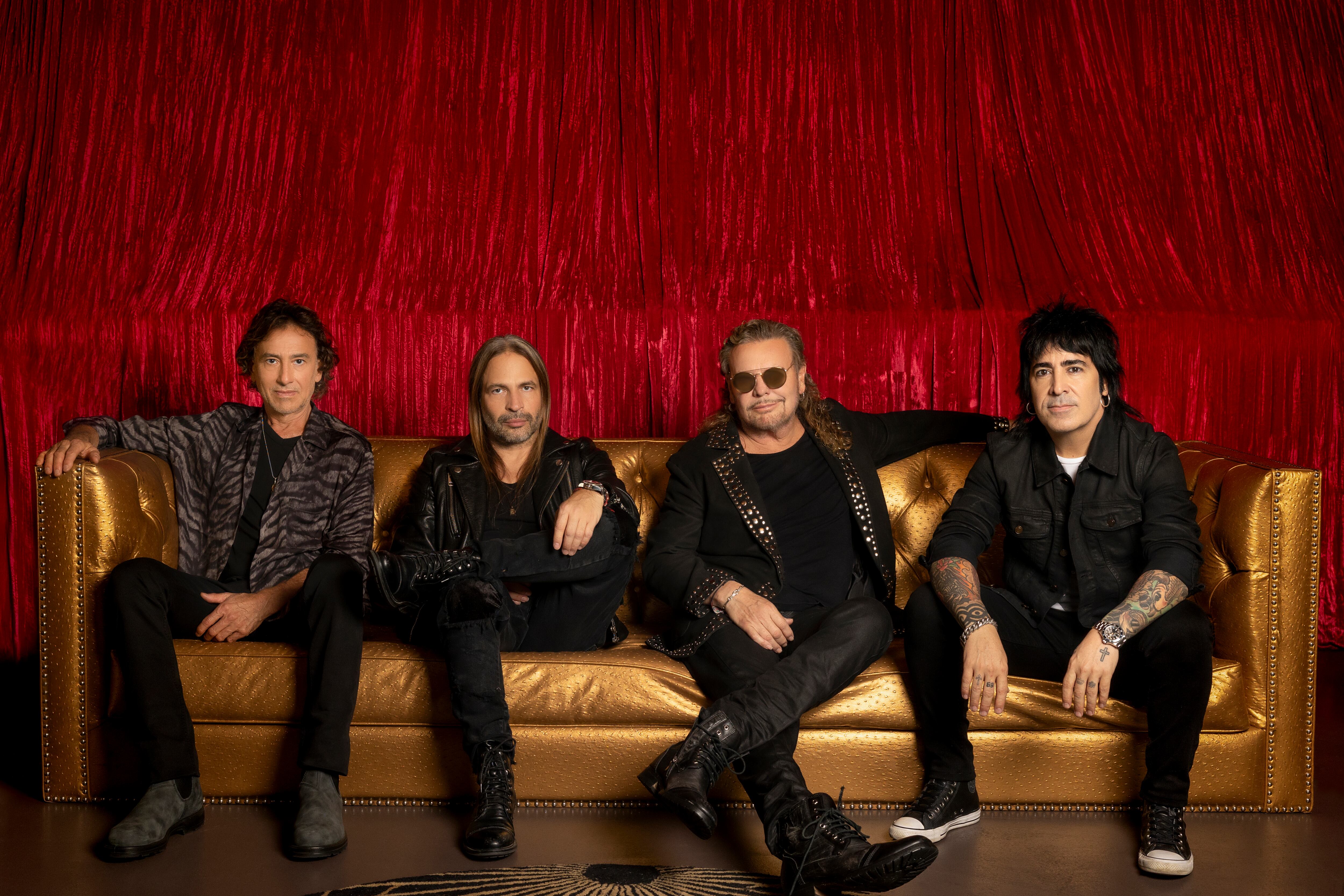 Juan Calleros, en el bajo; Sergio Vallín, en la guitarra; Fher Olvera, en la voz; y Alex González, en la batería: Maná apela a una formación clásica de rock
