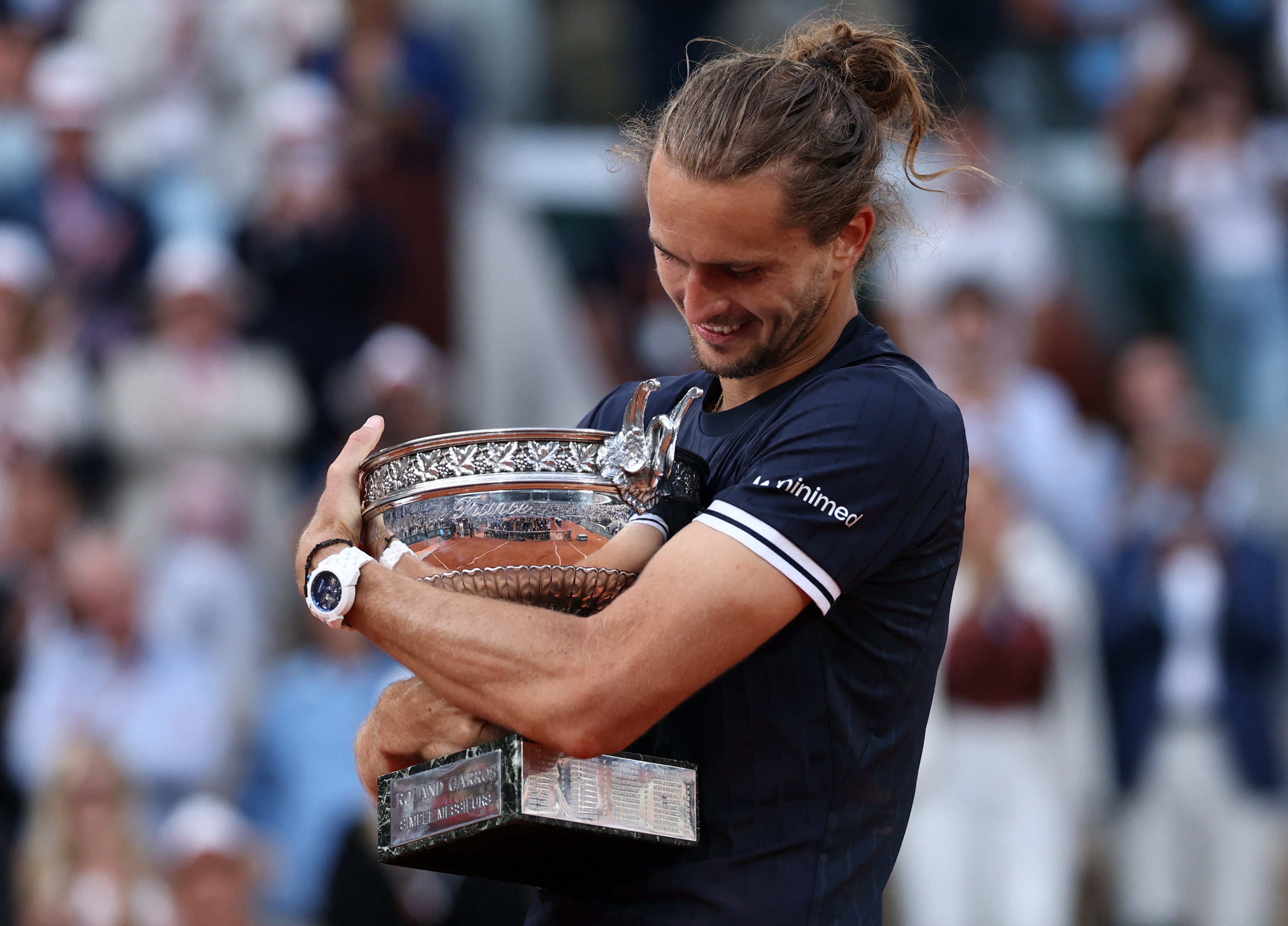 Alexander Zverev abraza el trofeo de Roland Garros (Fuente: REUTERS/Stephane Mahe)