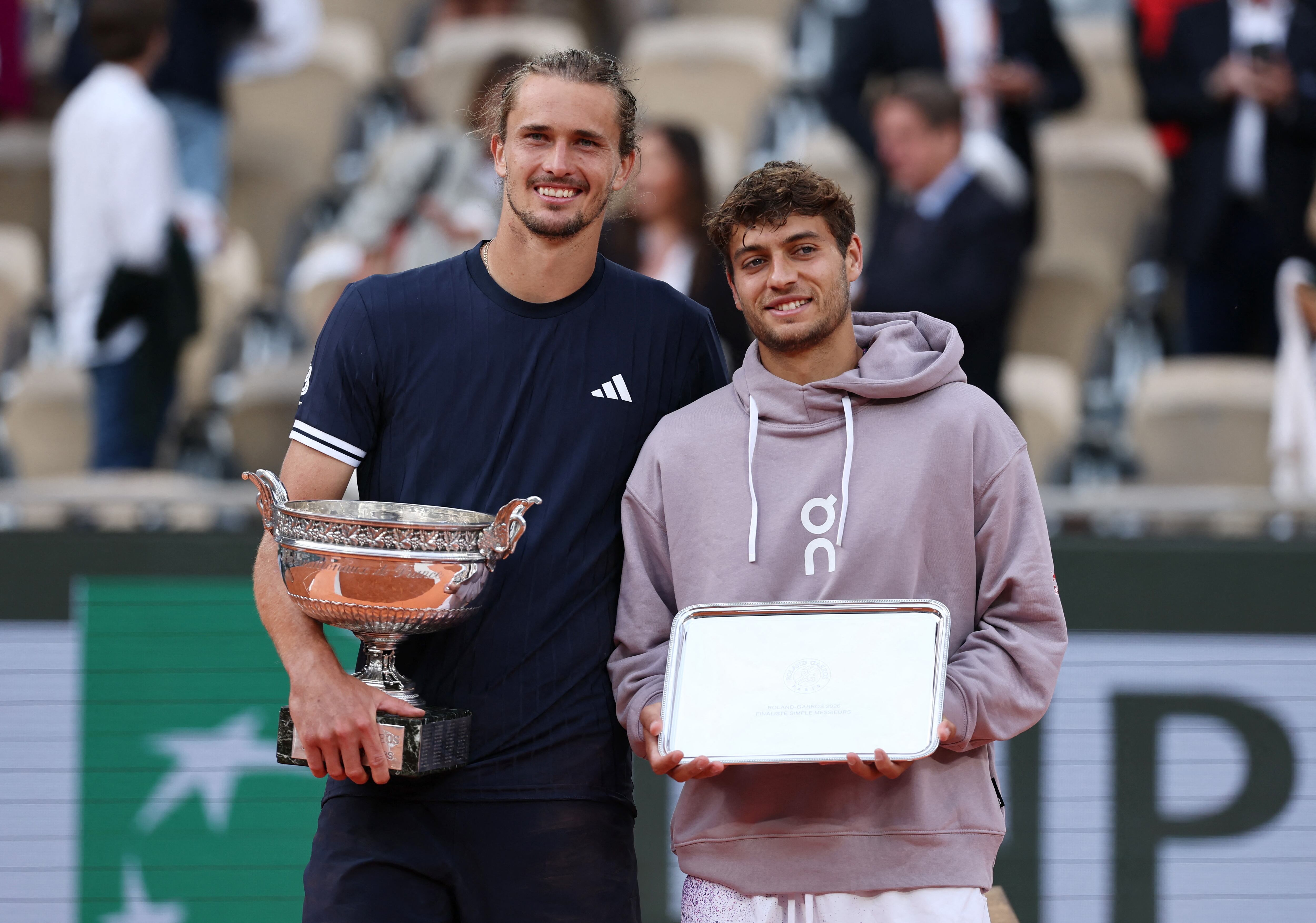 Alexander Zverev junto a Flavio Cobolli en la ceremonia de premiación (Fuente: REUTERS/Stephane Mahe)