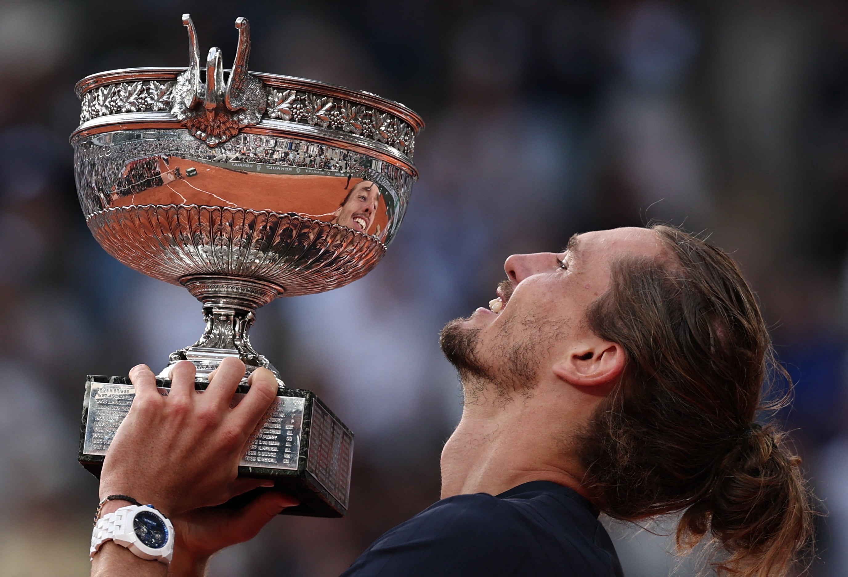 El alemán disfruta con el trofeo en sus manos (REUTERS/Benoit Tessier)