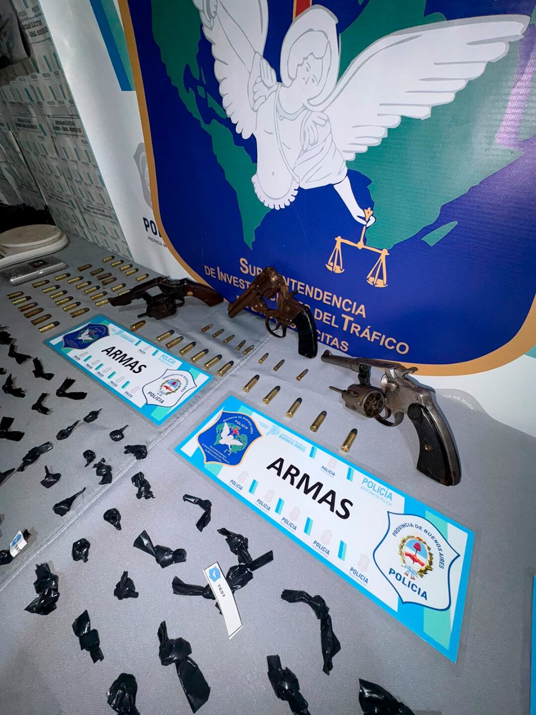 Los agentes secuestraron tres armas de fuego, 30 municiones calibre .32 y 8 calibre .22