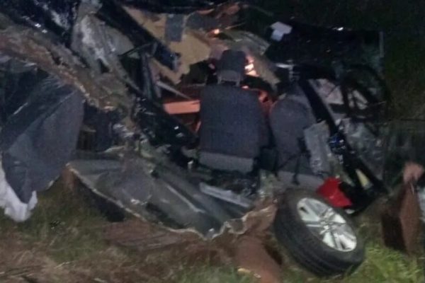 Amenazó a su exnovia y a su exsuegra, les robó una camioneta y chocó contra un camión: murió y mató a dos hombres