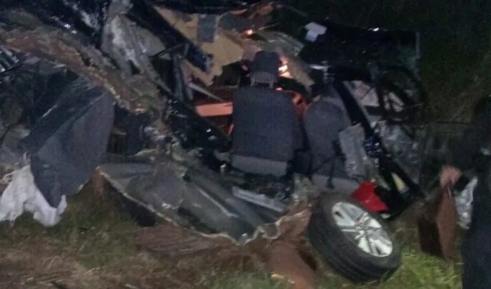 Amenazó a su exnovia y a su exsuegra, les robó una camioneta y chocó contra un camión: murió y mató a dos hombres