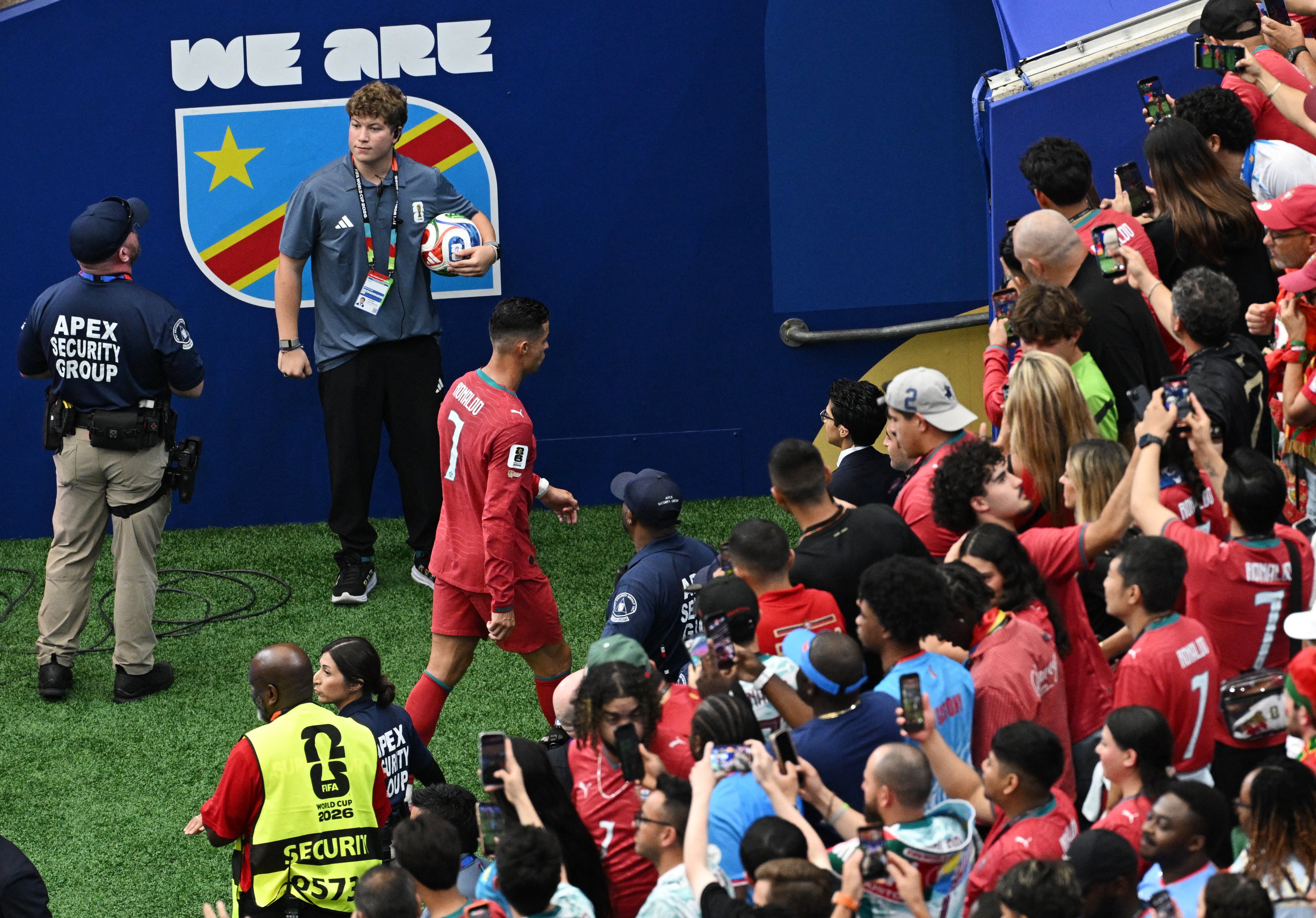 Cristiano Ronaldo se retira del campo de juego en soledad tras el empate de Portugal ante Congo (REUTERS/Annegret Hilse)