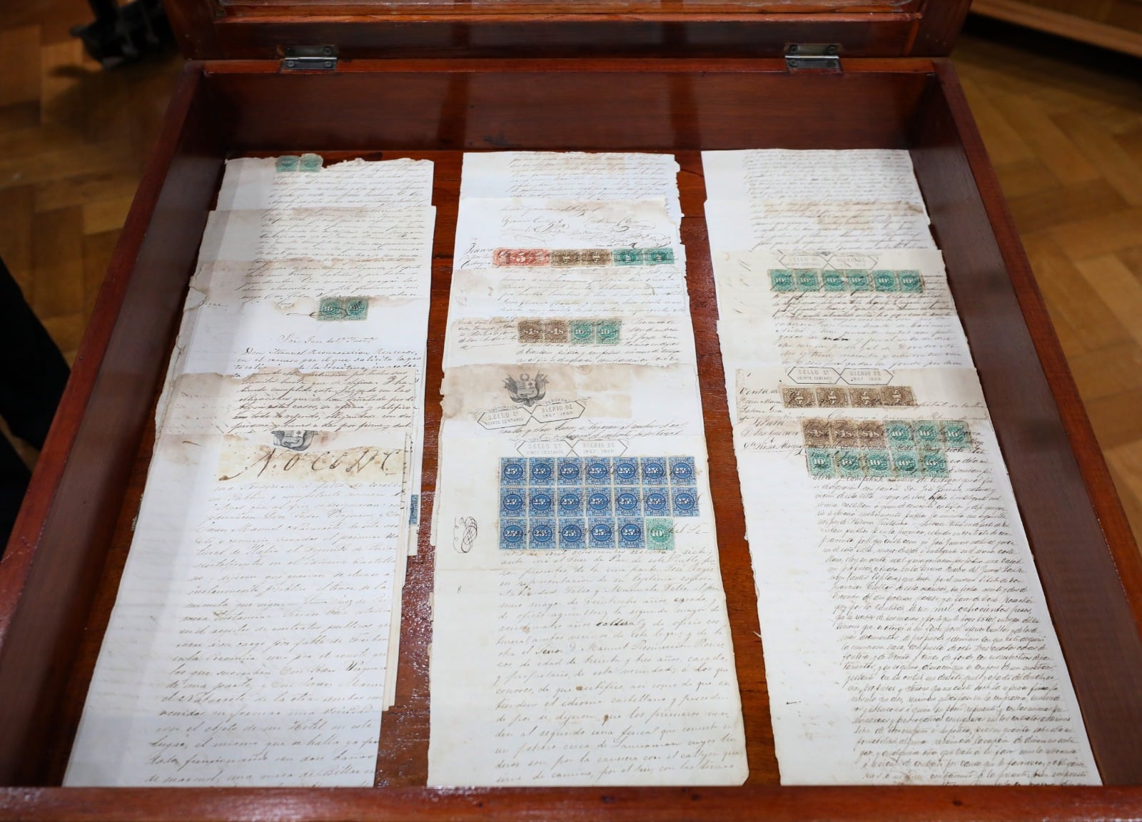 Manuscritos antiguos con escritura a mano y sellos postales se ofrecían a través de un sitio de internet (PFA)
