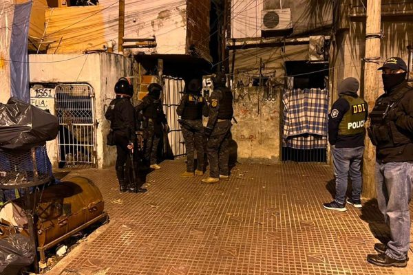 Asaltaron a un chofer de aplicación, lo ataron con un cable y le robaron el auto: el descuido que permitió identificarlos