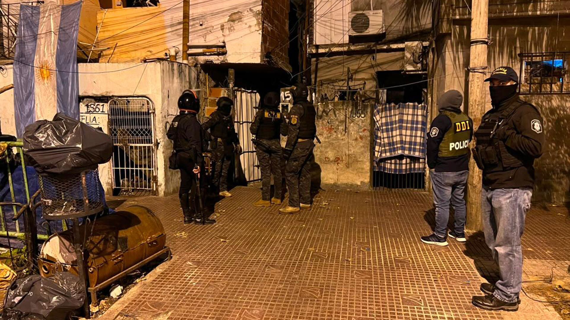 Asaltaron a un chofer de aplicación, lo ataron con un cable y le robaron el auto: el descuido que permitió identificarlos
