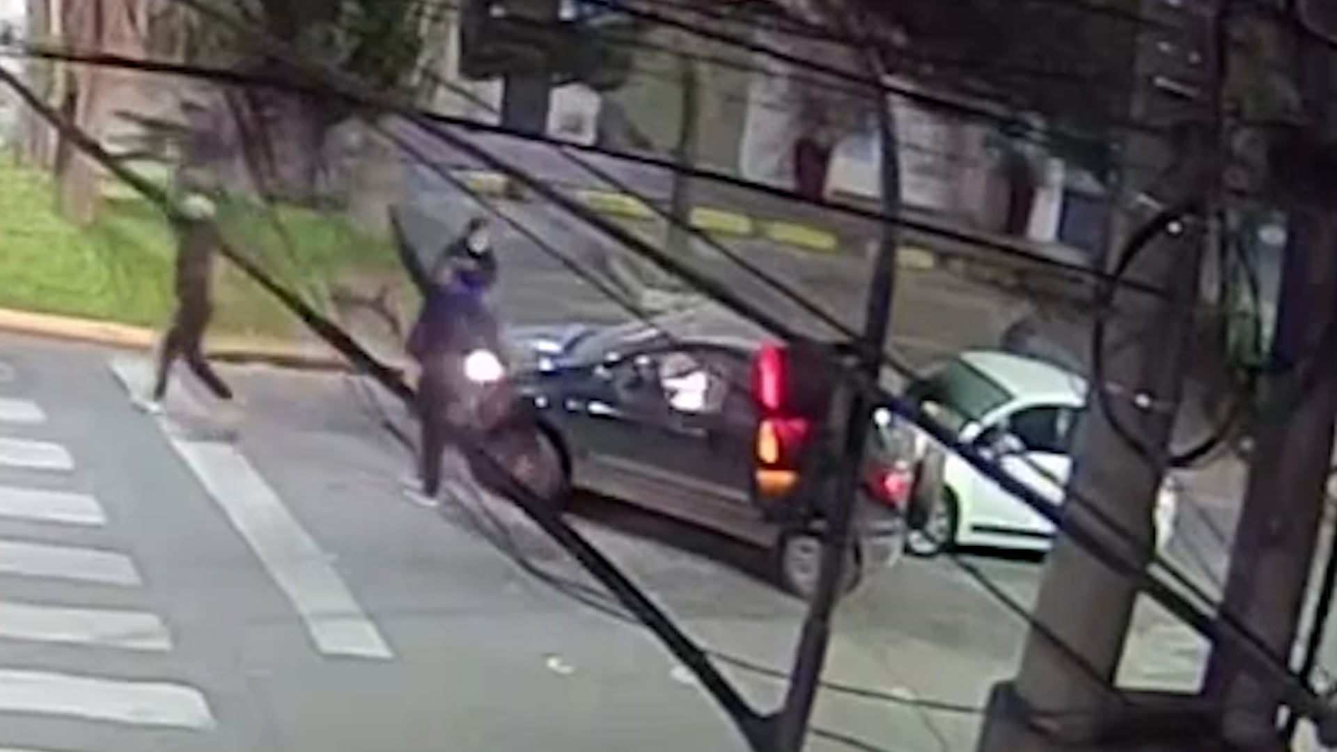 Con los brazos en alto y todavía conmocionado, un chofer de aplicación descendió de su Citroën C4