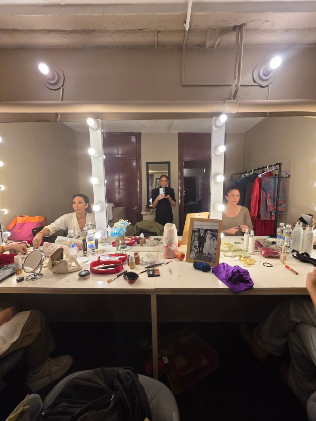 Rochi Igarzábal toma la foto del camarín de El Divorcio del Año, con Ernestina Pais y Romina Gaetani en plena preparación