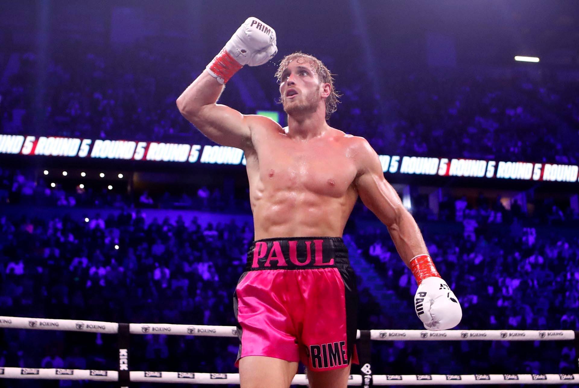 Logan Paul atribuyó su transformación física a una rutina diaria con 100 flexiones, 100 abdominales y 1,6 km de carrera (Will Markland/PA via AP)