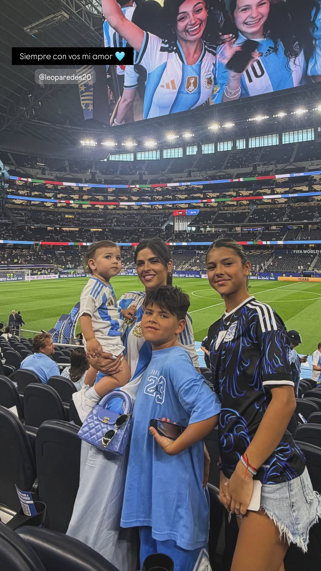 Camila Galante y sus hijos observan un partido de la selección argentina en un estadio de Estados Unidos, apoyando a Leandro Paredes durante el Mundial 2026.