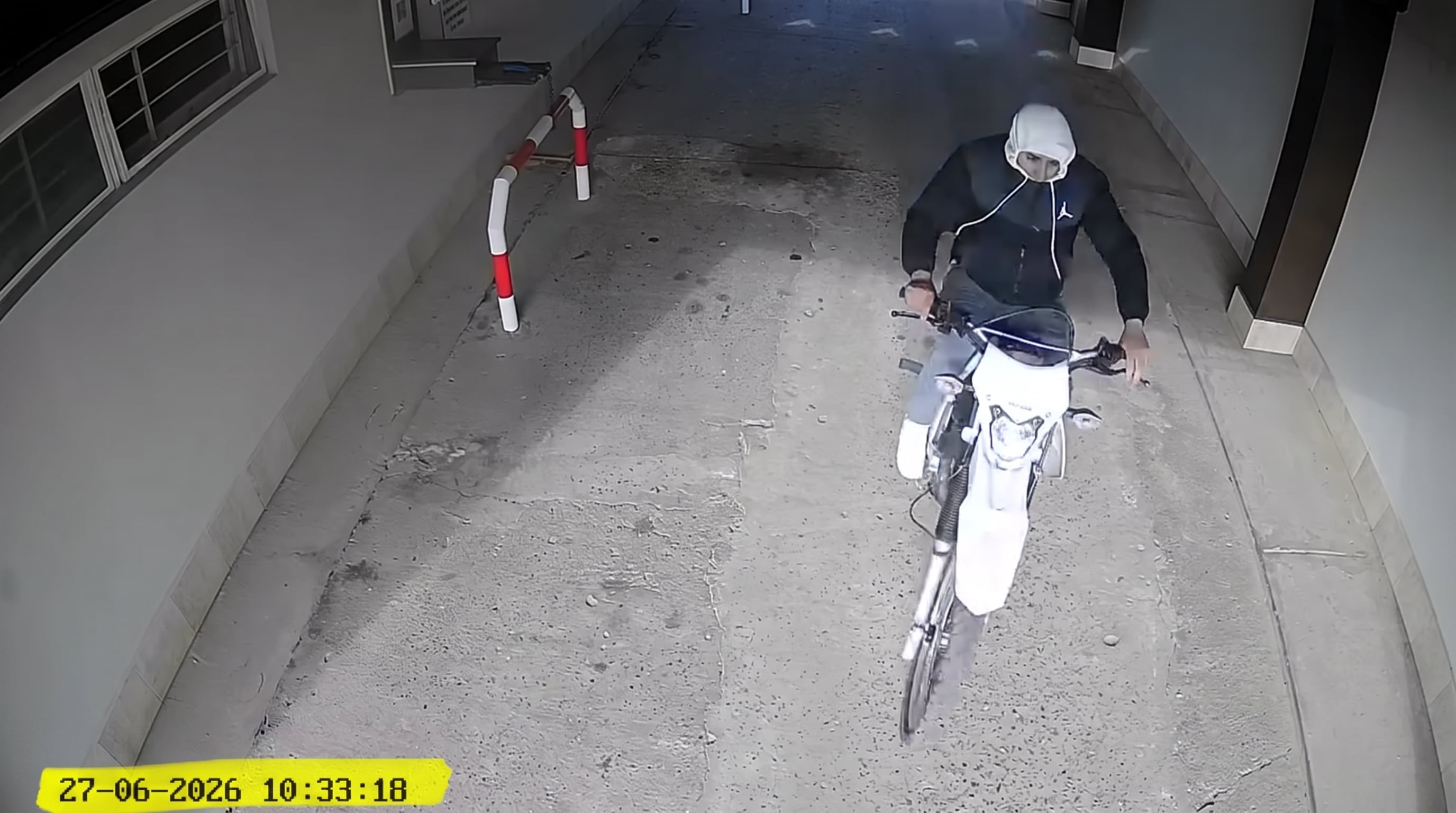 El momento en que el agresor escapó del hotel