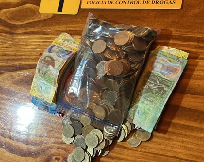 Las autoridades también incautaron ₡636,800 en efectivo, 28 municiones calibre 40, cigarrillos con nicotina y varias cajas de licor durante los allanamientos. Crédito: MSP