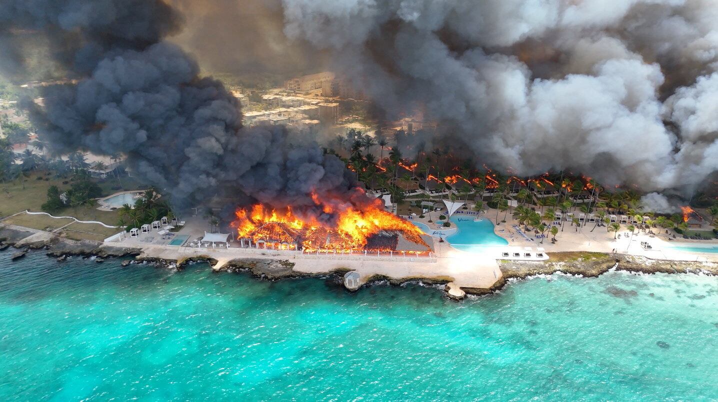 Una toma aérea muestra un incendio en el hotel Viva Wyndham Dominicus Beach en Bayahibe, La Altagracia, República Dominicana, el 19 de junio de 2026. Esta captura de pantalla se obtuvo de un video de redes sociales. Gojko Culibrk/vía REUTERS. ESTA IMAGEN HA SIDO PROPORCIONADA POR UN TERCERO.