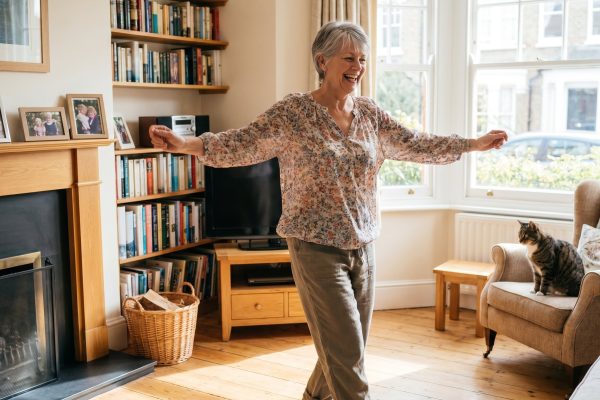 Bailar 10 minutos al día mejora la salud física y mental en mujeres mayores de 60 años