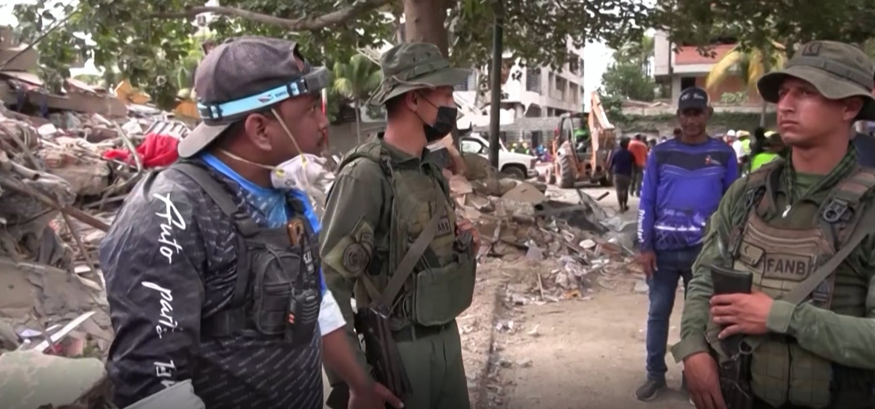 “Bajen las armas y tomen las palas”: familiares obligaron a militares venezolanos a sumarse al rescate de víctimas del terremoto