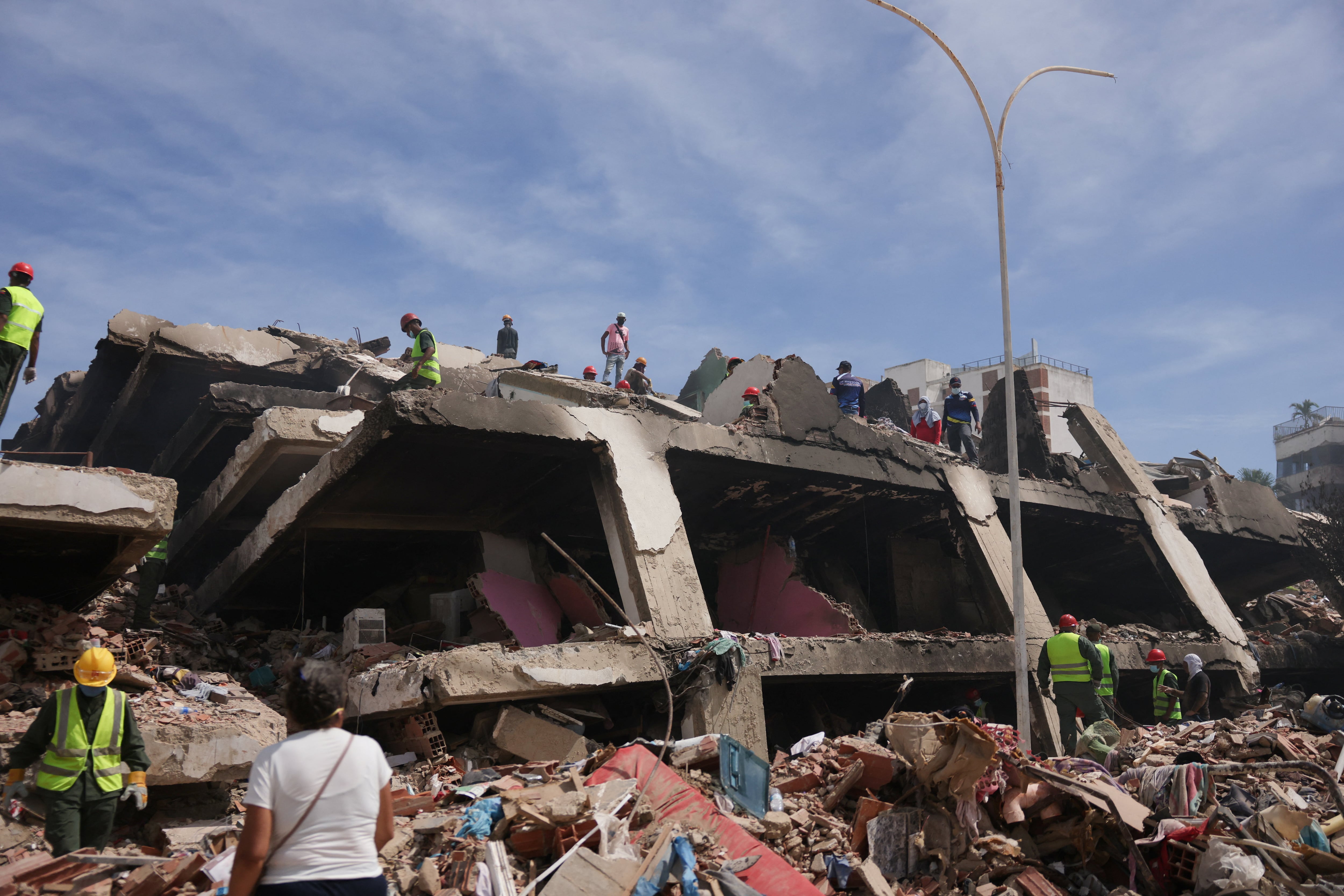 Rescatistas inspeccionan una zona de edificios colapsados en el barrio Tanaguarena mientras continúan las operaciones de emergencia en Venezuela (REUTERS)