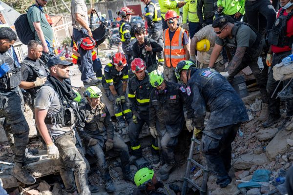 “Bajen las armas y tomen las palas”: familiares obligaron a militares venezolanos a sumarse al rescate de víctimas del terremoto