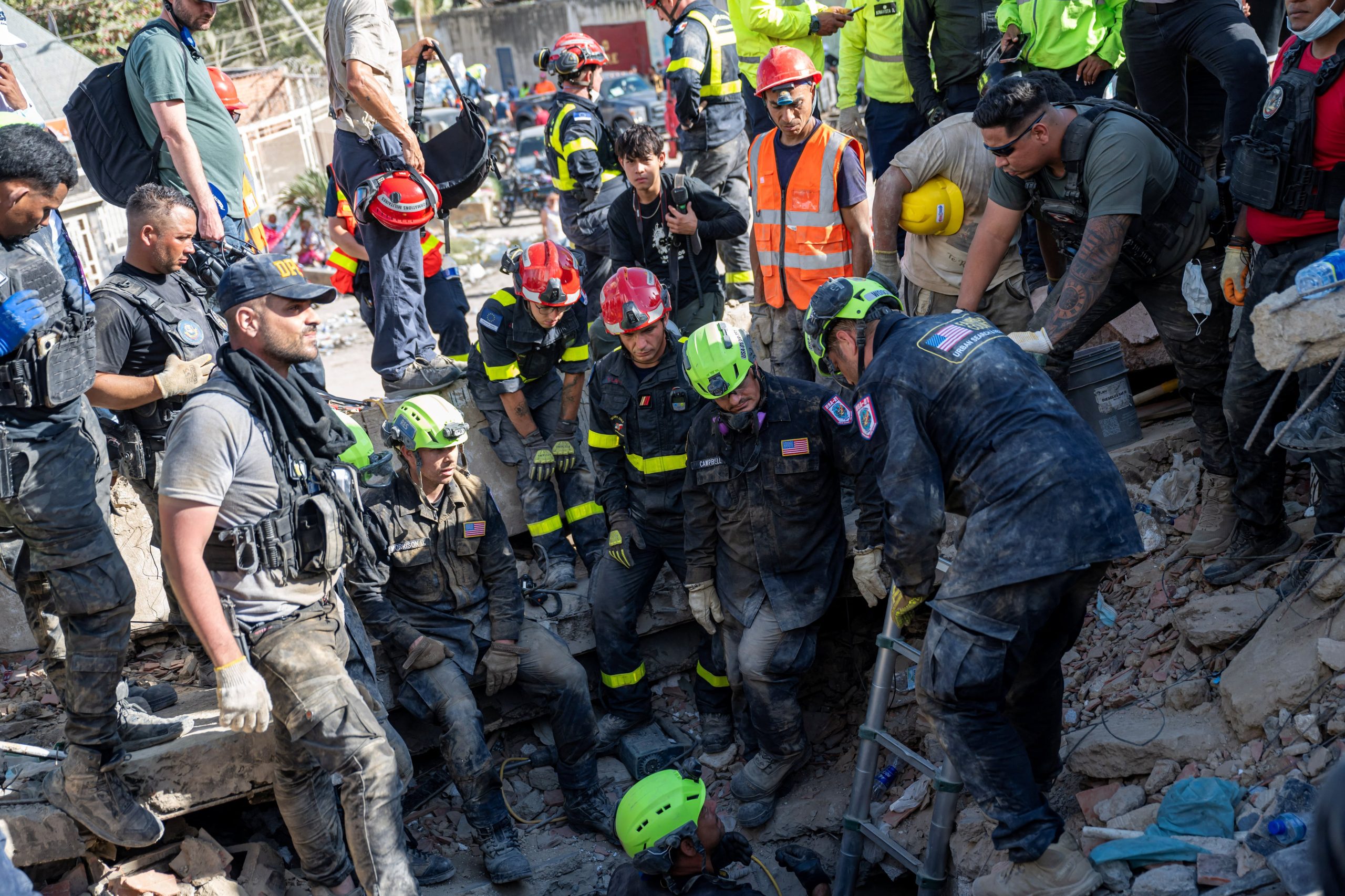 “Bajen las armas y tomen las palas”: familiares obligaron a militares venezolanos a sumarse al rescate de víctimas del terremoto