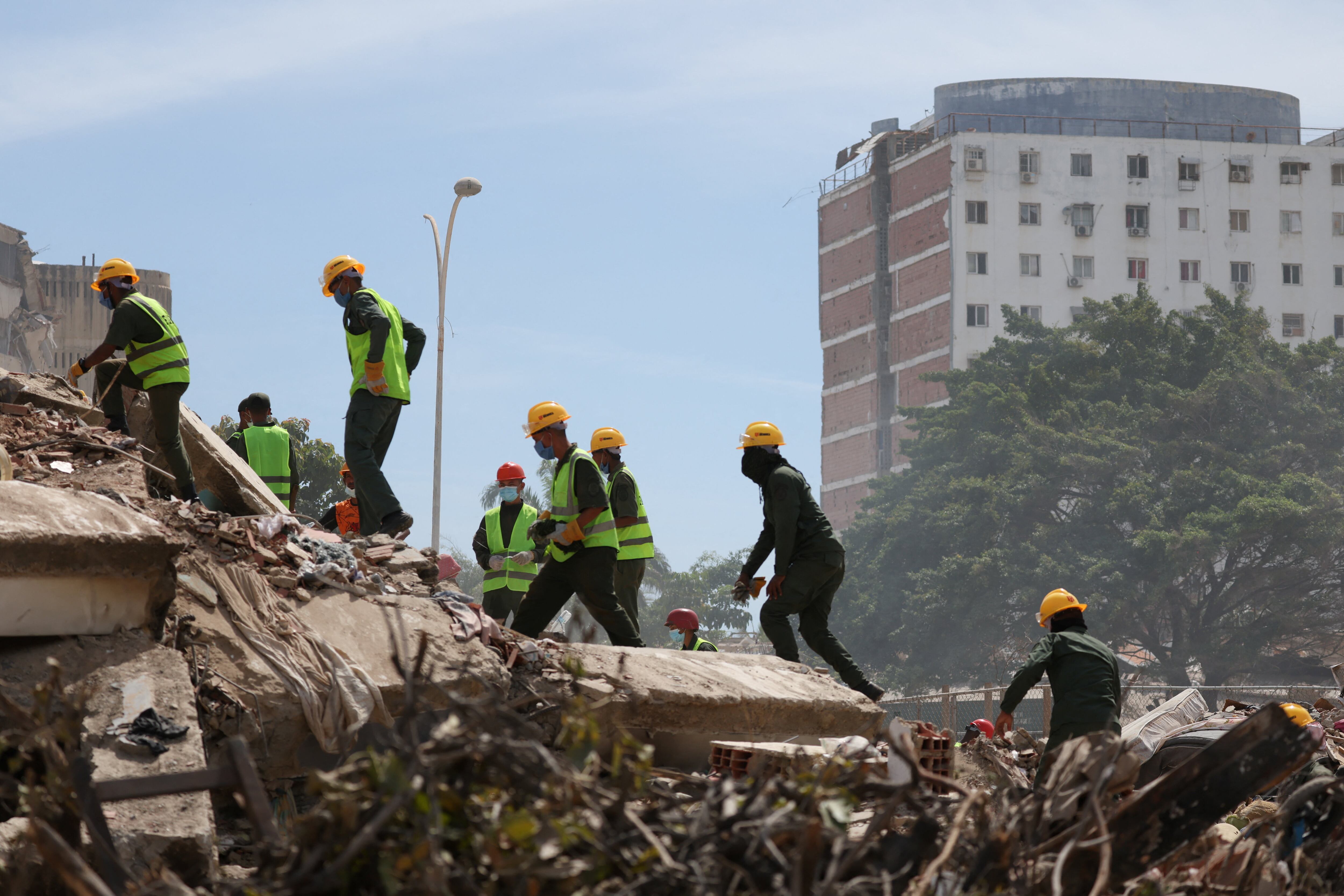 Rescatistas inspeccionan los escombros de edificaciones colapsadas en el sector Tanaguarena, estado La Guaira, durante la búsqueda de víctimas tras los terremotos (REUTERS)
