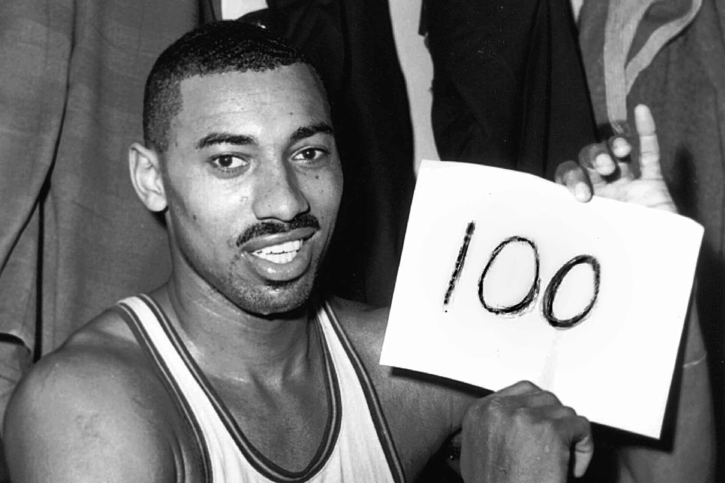 La NBA creció desde la década de 1950 con nuevas franquicias, cambios de reglas y figuras como Wilt Chamberlain (AP/Paul Vathis)