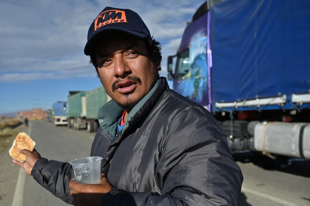 Bloqueos en Bolivia: una caravana lleva asistencia humanitaria a cientos de choferes varados en las carreteras