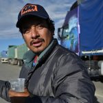 Bloqueos en Bolivia: una caravana lleva asistencia humanitaria a cientos de choferes varados en las carreteras
