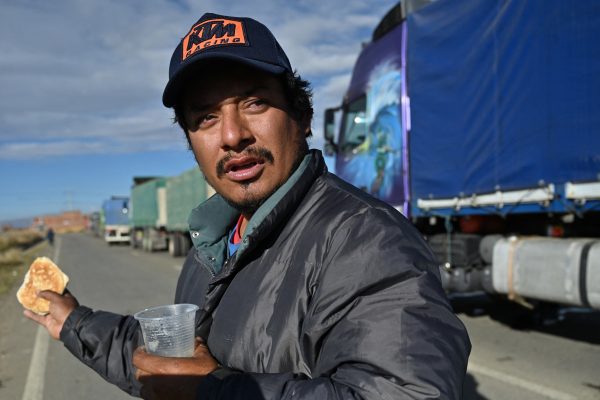 Bloqueos en Bolivia: una caravana lleva asistencia humanitaria a cientos de choferes varados en las carreteras