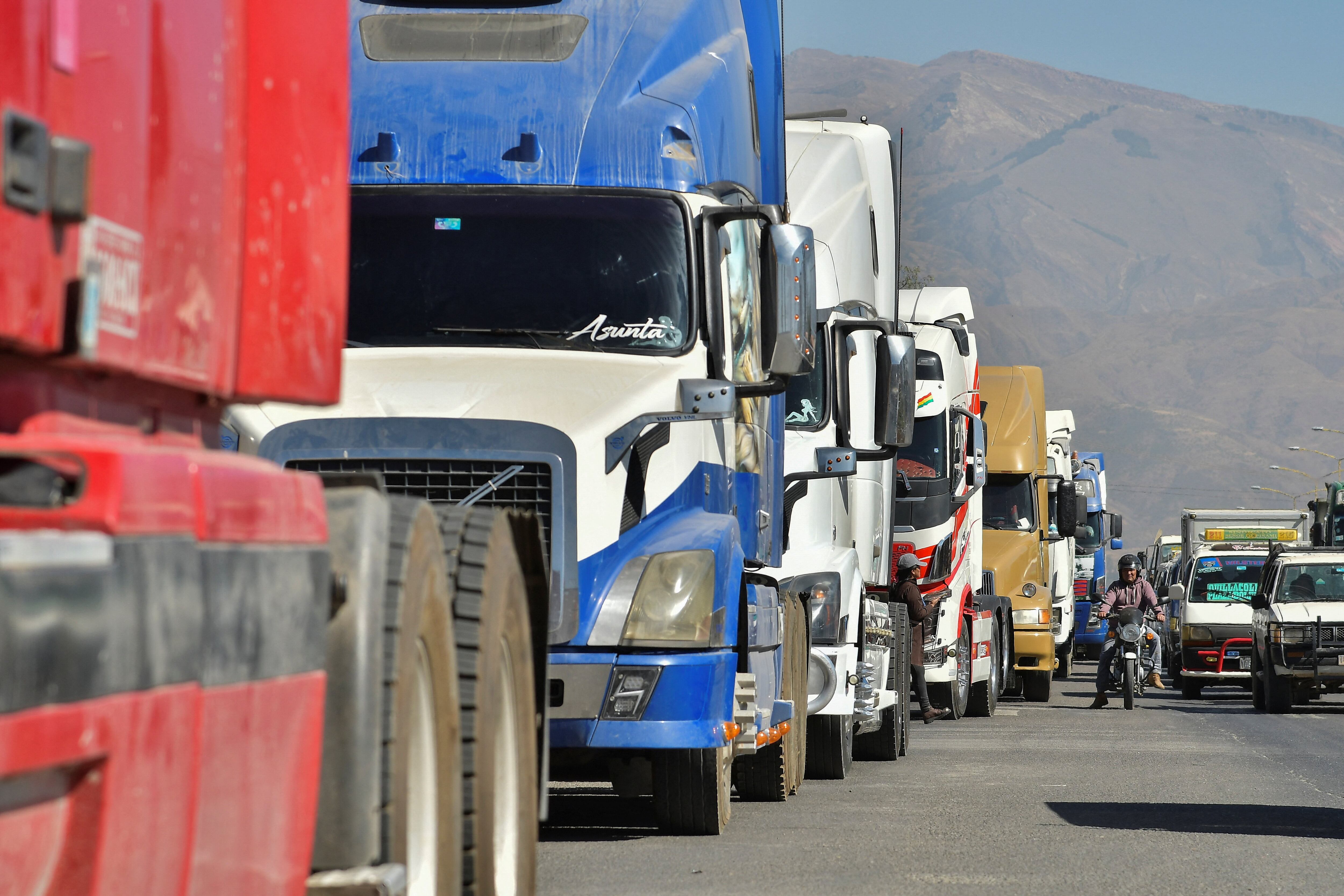Camiones varados en una carretera de Bolivia debido a los bloqueos, 15 de junio de 2026. REUTERS/Patricia Pinto