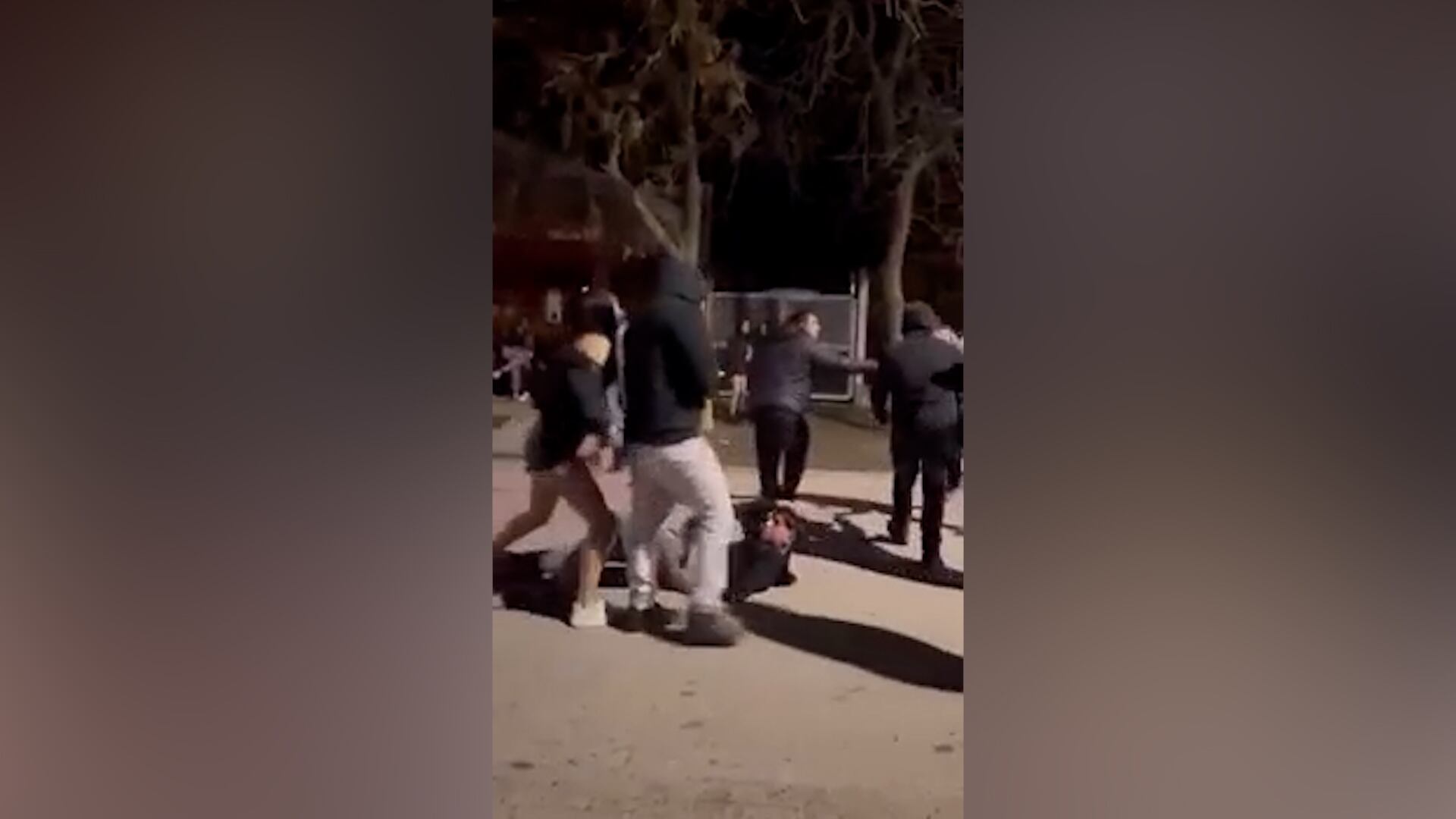 El joven atacado sufrió lesiones en el cuello y en uno de sus pómulos, pero se encuentra fuera de peligro.