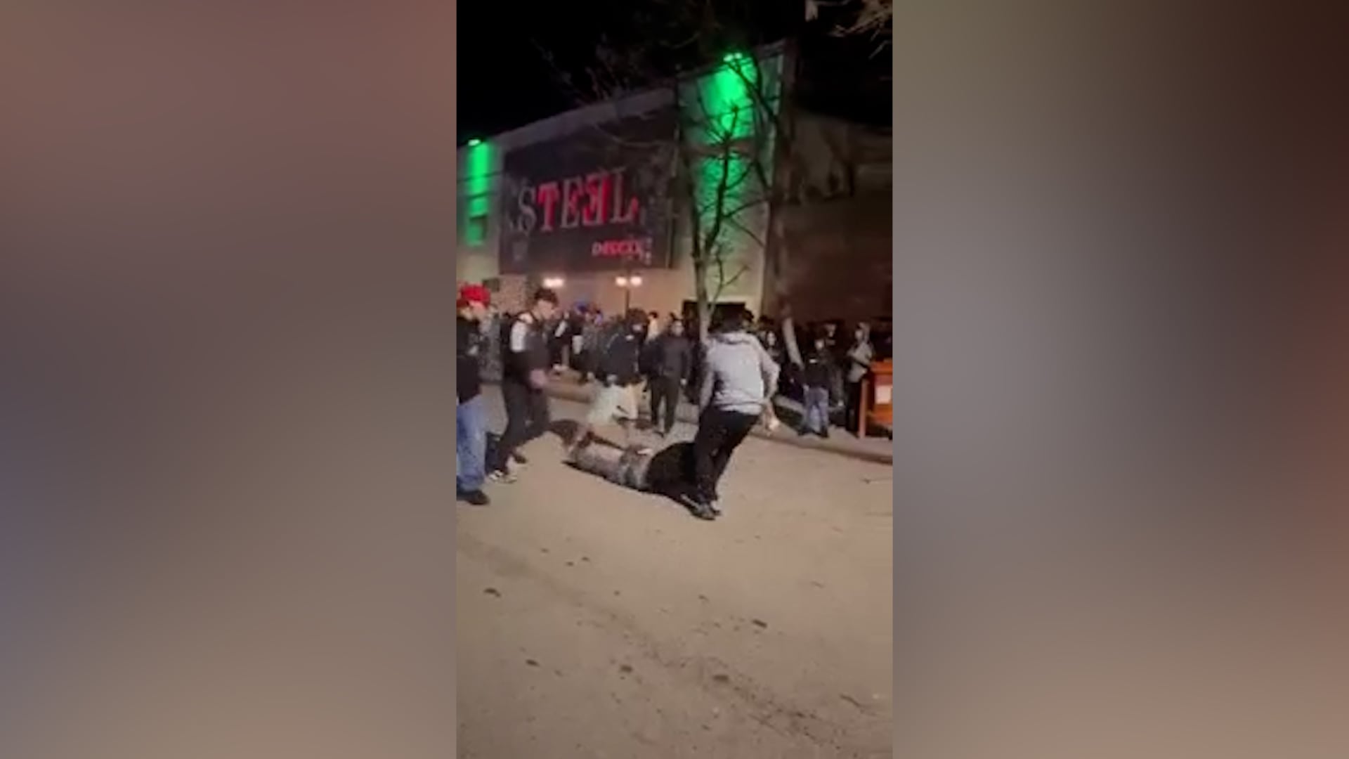 La víctima fue rodeada por al menos cinco menores que le dieron una brutal golpiza en la vía pública.