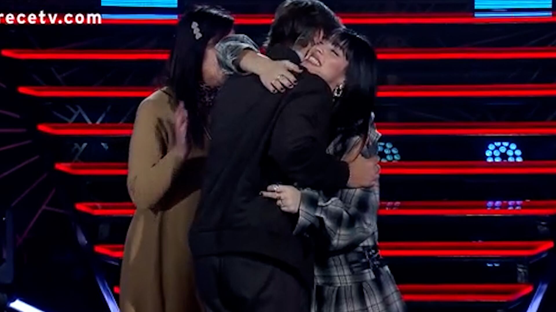 Martina Rodríguez, su madre y Carlos Baute interpretaron Colgando en tus manos en uno de los momentos centrales de la noche