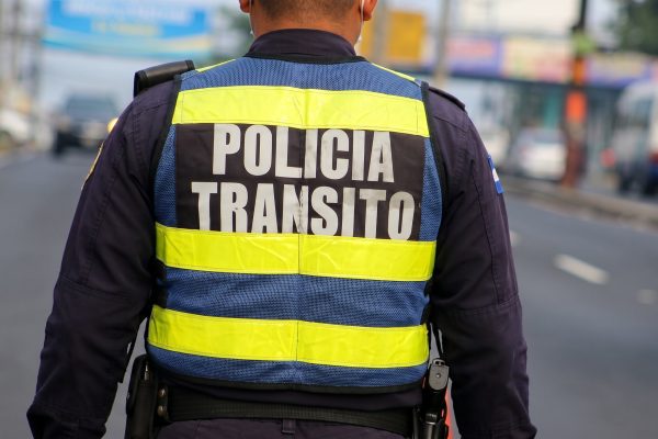 Capturan a agentes de tránsito que pedían dinero para devolver placas en El Salvador