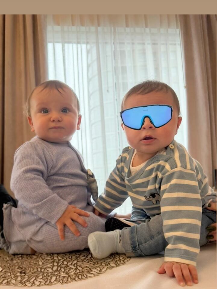 Faustino, hijo de Gianluca Simeone, y Tullio, hijo de Giovanni Simeone, los nietos de Carolina Baldini, posan juntos en una entrañable fotografía que revela la alegría familiar