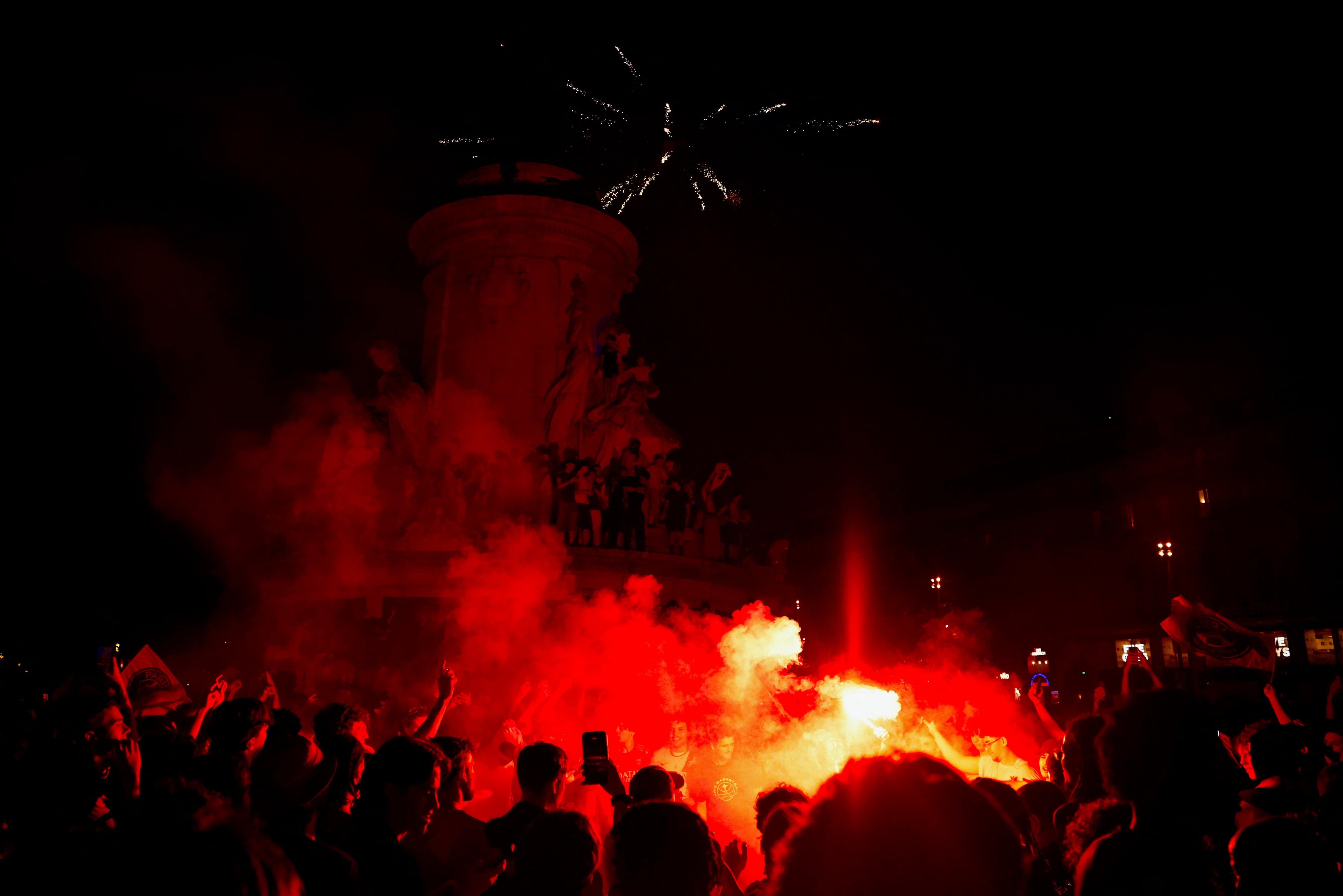 Miles de personas salieron a las calles de París y otras ciudades francesas para celebrar la victoria del PSG en la final de la Liga de Campeones, disputada el sábado en Budapest (REUTERS)